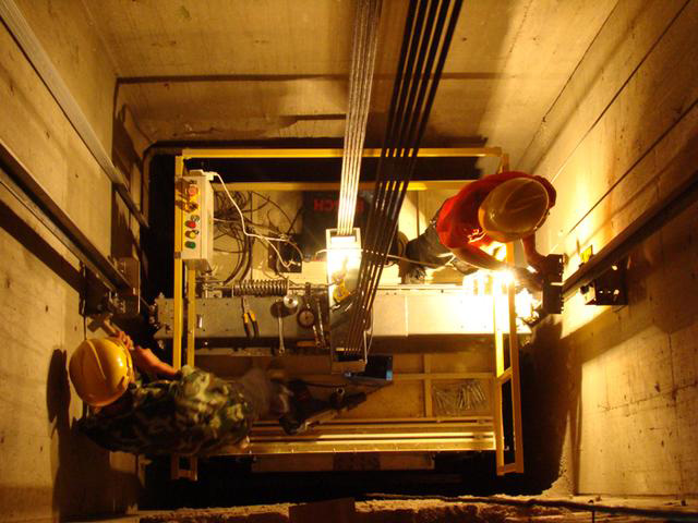 長(zhǎng)沙電梯維修現(xiàn)場(chǎng)